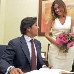 Francisco Rivera y Lourdes Montes firma en el libro de honor el pasado mes de julio durante la Feria de Málaga