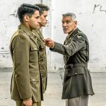 George Clooney (teniente Scheisskopf), en una de las escenas de «Trampa 22»
