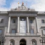 El Ayuntamiento de Barcelona se ha puesto manos a la obra para retirar la placa que recuerda la Constitución de 1837