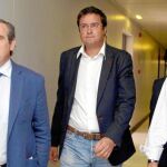 El consejero de Sanidad, Antonio María Sáez Aguado, el portavoz del PSOE en las Cortes regionales, Óscar López, y el procurador del PP, Jesús Aguilar, antes de valorar el acuerdo para la reapertura de las urgencias nocturnas rurales