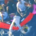Una barcaza con 250 personas se hunde a 111 kilómetros de la isla y deja 50 muertos, entre ellos diez niños