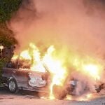 Un coche arde en los suburbios de Estocolmo