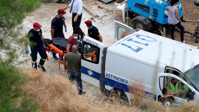 Autoridades chipriotas transportan un cadáver hallado en el lago Mitsero, en Nicosia (Chipre) / Fotos: Efe