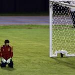 Iker Casillas, sentado y observando el césped en uno de los entrenamientos en Flortaleza