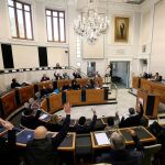 César Sánchez presidió ayer el pleno extraordinario de la Diputación de Alicante, en el que se aprobó por unanimidad la modificación de crédito para dar cobertura al abono del incremento de retribuciones de los empleados de la institución provincial en un 2,25 por ciento