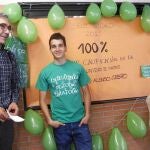 Anatolio acudió ayer a su instituto, el Juan de la Cierva, para celebrar su nota en Selectividad con sus profesores
