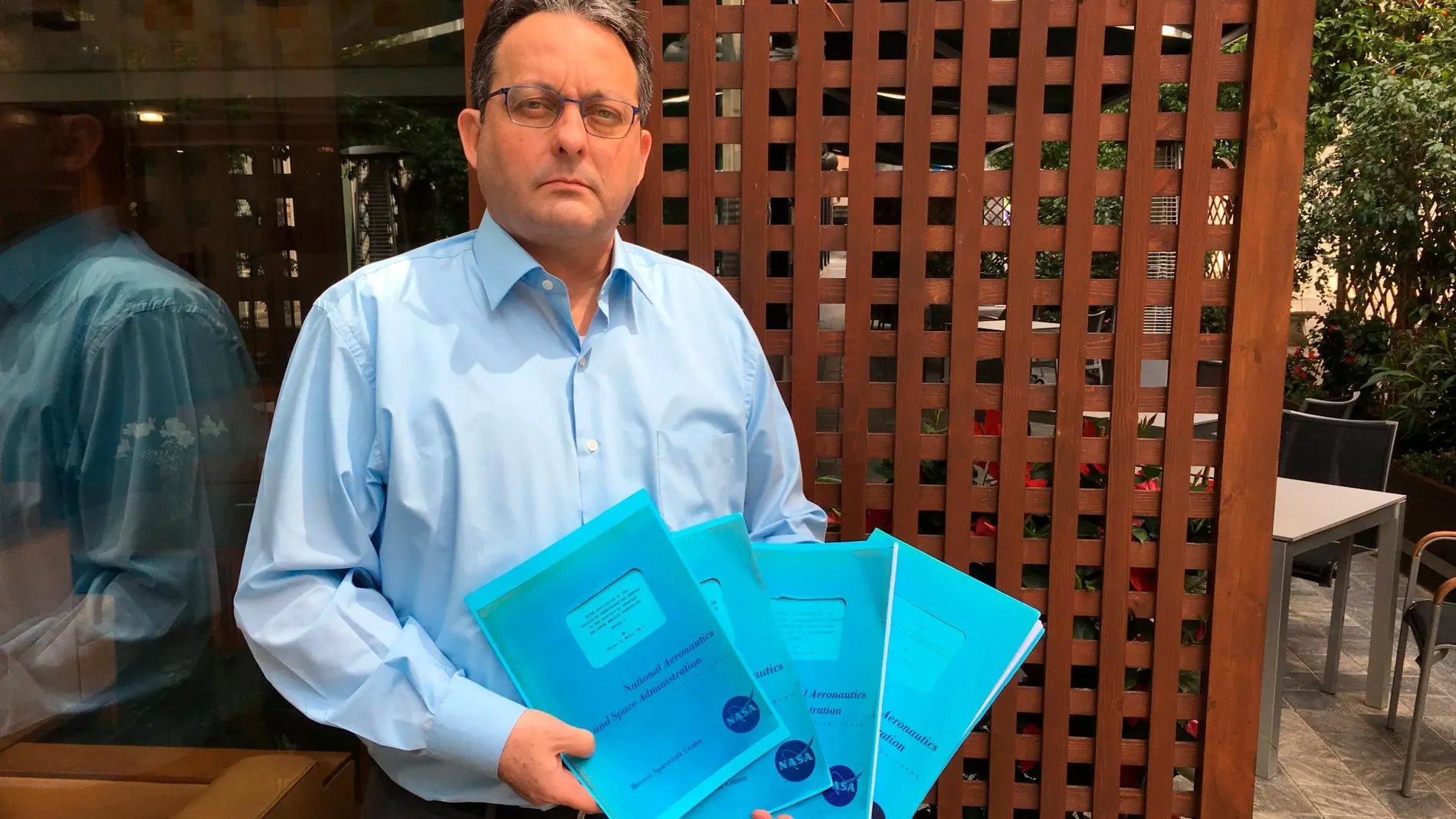 Pierre Monteagudo posa con los documentos elaborados por Héctor R. Rojas y desclasificados por la NASA