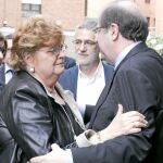 Herrera y Ruiz Medrano dan el pésame a la familia y arriba José María González saluda a Agustín Prieto