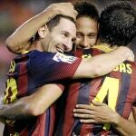 Messi celebra el gol con Cesc y Neymar