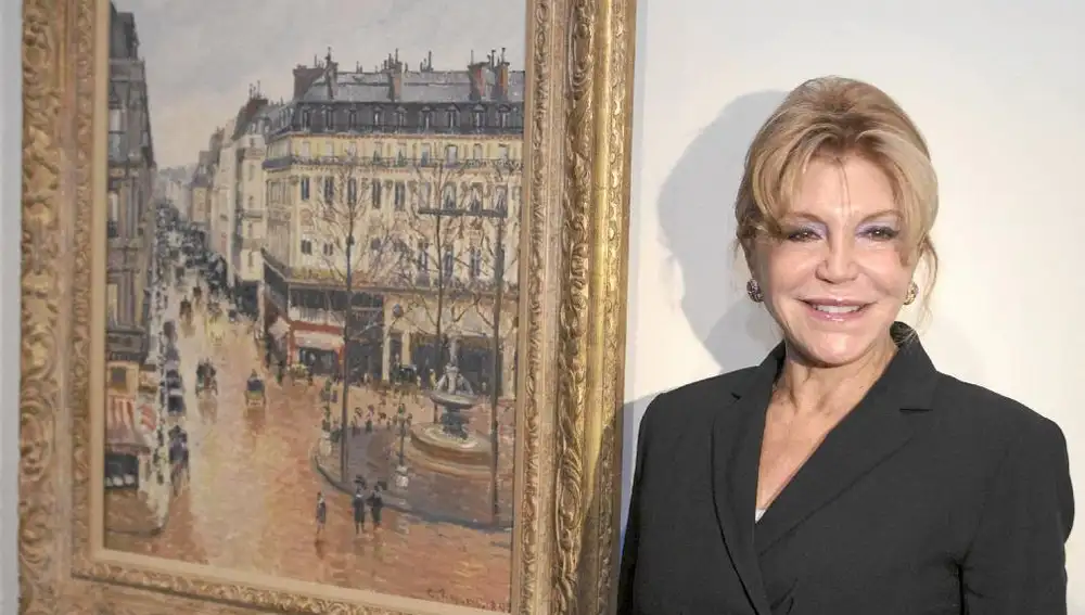 Carmen Thyssen junto a «Rue Saint- Honore por la tarde. Efecto de lluvia», uno de los cuadros que ha cedido para la exposición dedicada a Pissarro