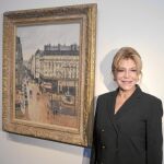 Carmen Thyssen junto a «Rue Saint- Honore por la tarde. Efecto de lluvia», uno de los cuadros que ha cedido para la exposición dedicada a Pissarro