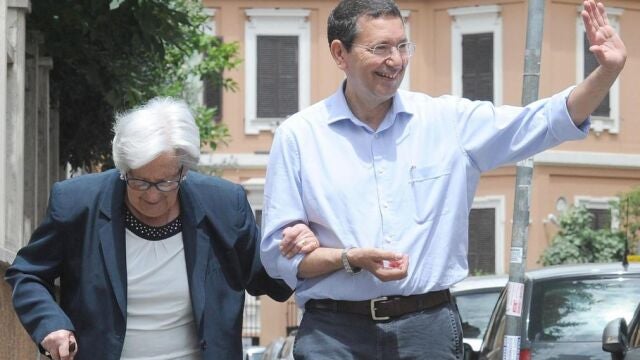 El nuevo alcalde de Roma, Ignazio Marino, del Partido Demócrata, acompaña ayer a su madre al centro de votación.