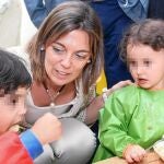 La consejera de Familia, Milagros Marcos, conversa con los niños del centro infantil Infanta Sofía