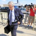 La Audiencia Nacional estudiará el jueves el recurso de la defensa contra la prisión de Bárcenas. En la imagen, su abogado, Gómez de Liaño