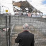 Un jubilado observa en la plaza de les Glòries cómo avanzan las obras del nuevo Mercat dels Encants