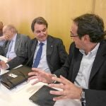 Mas y Rull conversan durante la reunión de ayer del comité ejecutivo de Convergència