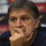 Martino vive intensamente el fútbol, pero se lo toma con calma