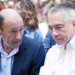 Navarro –junto a Rubalcaba en la pasada Fiesta de la Rosa–, cerró el encuentro ayer al acabar el pleno