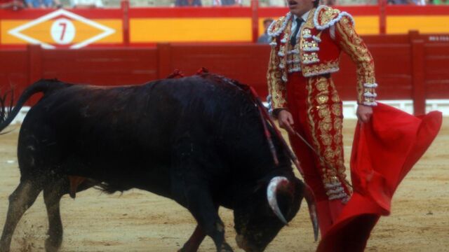 Pase del desprecio del novillero Borja Álvarez, que indultó un utrero de Fuente Ymbro