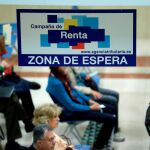De las más de 19 millones de declaraciones de IRPF que se presentan anualmente en España se deduce que la principal fuente de ingresos de los contribuyentes españoles procede de sus salarios / Foto: Efe