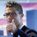 El futbolista portugués se presentó en el palco del Santiago Bernabéu con unas gafas «vintage» que enseguida crearon miles y miles de tuits