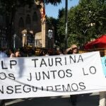 Aficionados catalanes, ante la Monumental de Barcelona, en imagen de archivo