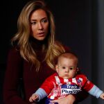 Alice Campello, junto a su hijo, que estaban dentro de la casa cuando fue asaltada. REUTERS/Sergio Perez