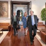 Juan Vicente Herrera, seguido por Pilar del Olmo y José A. Batea, se dirigen para presentar los Presupuestos