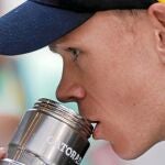 Froome se refresca durante la rueda de prensa