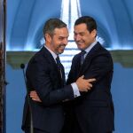 El presidente de la Junta de Andalucía, Juanma Moreno, y el consejero de Hacienda, Juan Bravo / Foto: Manuel Olmedo
