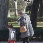 Un niño con una persona mayor / Foto: Luis Díaz