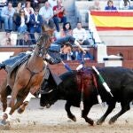 El madrileño clava una banderilla al violín al segundo de la tarde