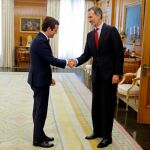 El Rey Felipe VI saluda al presidente del Partido Popular, Pablo Casado, esta tarde en el Palacio de la Zarzuela/Foto: Efe/Juan Carlos Hidalgo