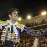 Talavante sale a hombros, ayer, de la plaza de toros de Mérida