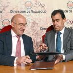 Jesús Julio Carnero y Fernando Martínez Maíllo durante la firma de un convenio