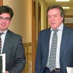 José Antonio de Santiago-Juárez, con el director de Comunicación, Alejandro Salgado