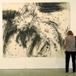 Miriam Cahn utiliza la técnica de acuarela sobre papel para dar vida a sus obras, que abordan temas como la sexualidad, la muerte, la violencia o la precariedad de la vida
