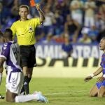 El árbitro saca la tarjeta roja para el defensa marroquí del Real Valladolid Zakarya Bergdich