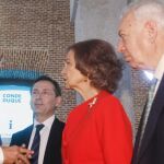 La Reina y José Manuel García-Margallo conversan con el embajador de Filipinas en España, Carlos Salinasen la inauguración de la exposición "Cooperación Es.desarrollo", sobre el 25 aniversario de la Agencia Española de Cooperación Internacional (AECID)
