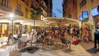 Las terrazas de los restaurantes de la calle Ribera en Valencia est&aacute;n cada noche llenas de turistas