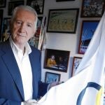 Carlos Toro, en su despacho con la bandera olímpica, la misma que tiene Alejandro Blanco, asegura