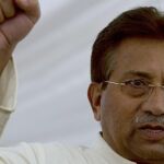 Foto de archivo de abril de 2013, del ex presidente de Pakistán y líder militar Pervez Musharraf ,dirigiéndose a sus partidarios en su casa en Islamabad, Pakistán.