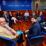 El presidente del PP murciano, Fernando López Miras, durante la reunión mantenida ayer con los representantes de la Asociación de Familias Numerosas de la Región (Fanunmur)