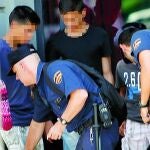 La Polícía cachea a un grupo de menores rumanos