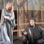 Gregory Kunde (dcha.) da vida a Otello