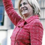 CH24. CHILLÁN (CHILE), 14/11/2013.- La candidata presidencial por el partido Alianza por Chile, Evelyn Matthei, saluda a sus seguidores durante el cierre de campaña hoy, jueves 14 de noviembre de 2013, en Chillan (Chile). Los nueve candidatos a la Presidencia de Chile en las elecciones del domingo cierran hoy sus campañas electorales con actos y festejos por todo el país. EFE/Mario Ruiz