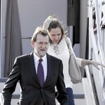 El presidente del Gobierno, Mariano Rajoy, y su mujer, Elvira Fernández, a su llegada a Panamá