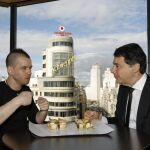 El chef David Muñoz con el presidente de la Comunidad de Madrid, Ignacio González esta mañana a StreetXo