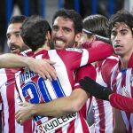 Raúl García es felicitado por sus compañeros después de marcar su gol