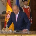 El Rey firma la ley de su abdicación ante 150 autoridades